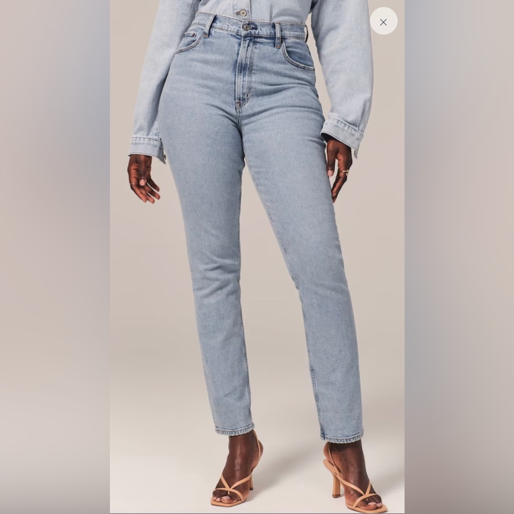 Abercrombie Women’s Curve Love Ultra High Rise 90s Slim Straight Jean
